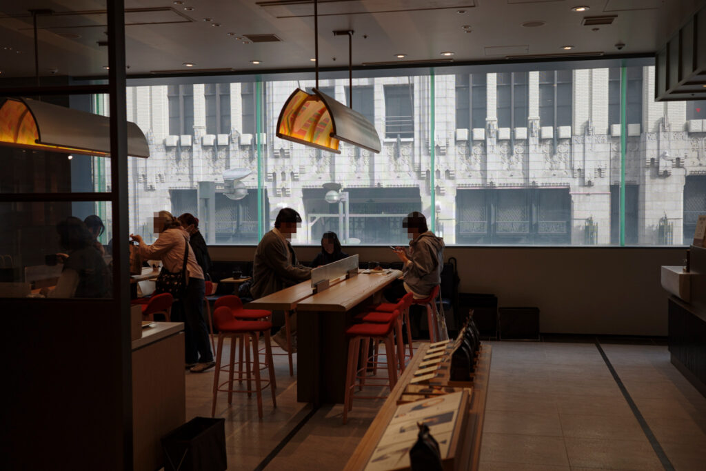 『スターバックス リザーブ® カフェ 新宿マルイ本館2階店』の店内とメニュー