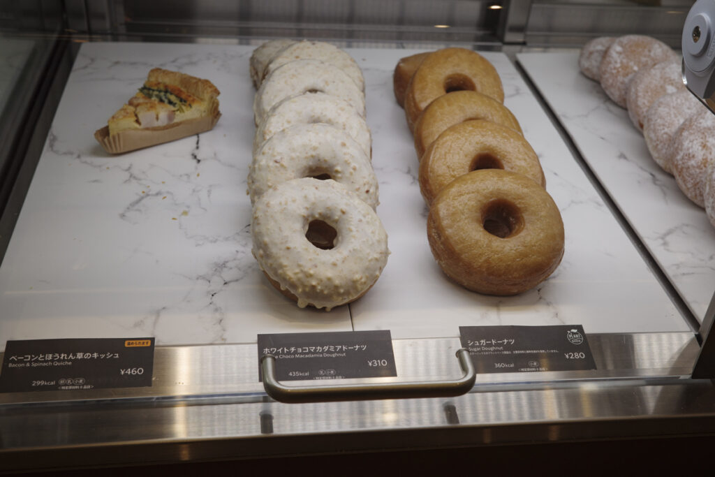 『スターバックス リザーブ® カフェ 新宿マルイ本館2階店』の店内とメニュー