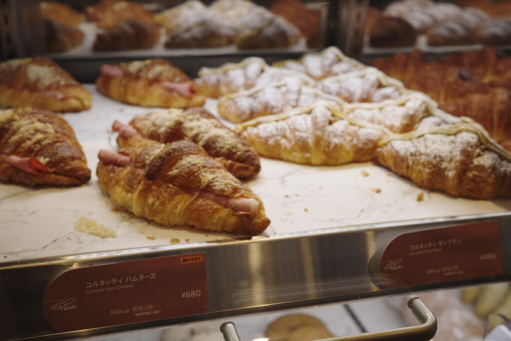 『スターバックス リザーブ® カフェ 新宿マルイ本館2階店』の店内とメニュー