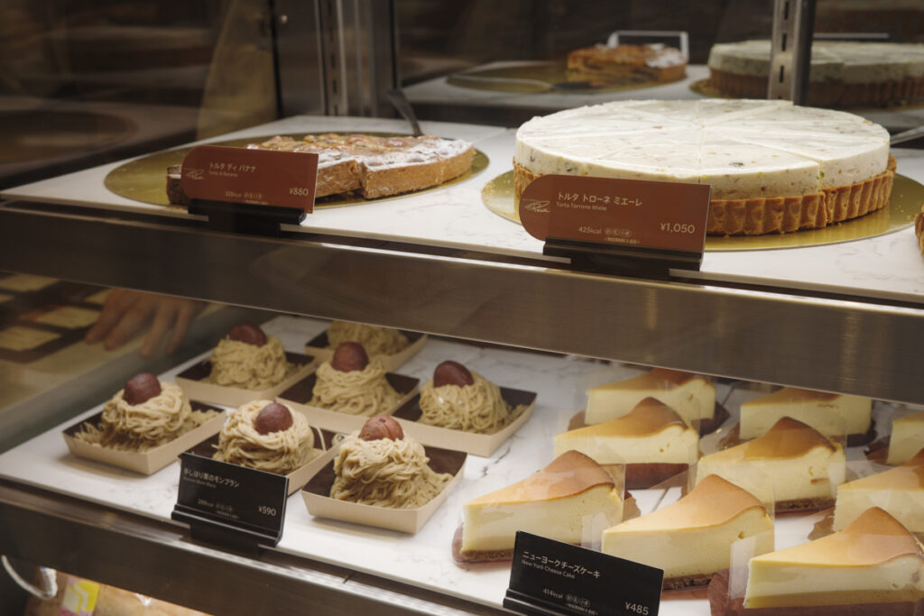 『スターバックス リザーブ® カフェ 新宿マルイ本館2階店』の店内とメニュー