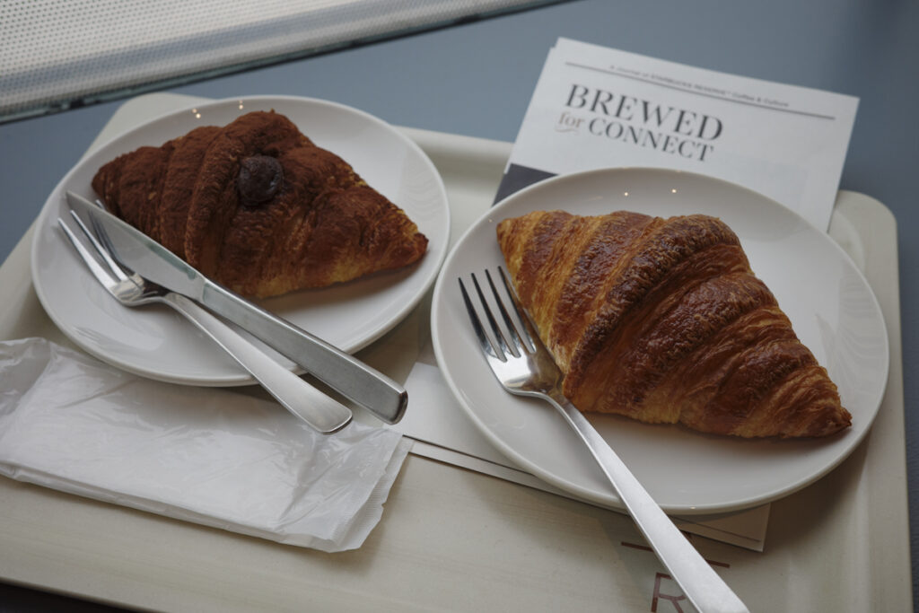 【新宿マルイ本館】リニューアルした『スターバックス リザーブ® カフェ 新宿マルイ本館2階店』で「コルネッティ」と「クラシック ダブル トール ラテ」を実食!