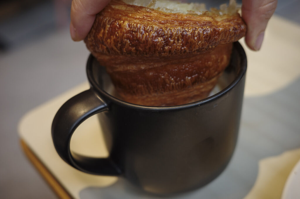 『スターバックス リザーブ® カフェ 新宿マルイ本館2階店』「コルネッティ」と「クラシック ダブル トール ラテ」