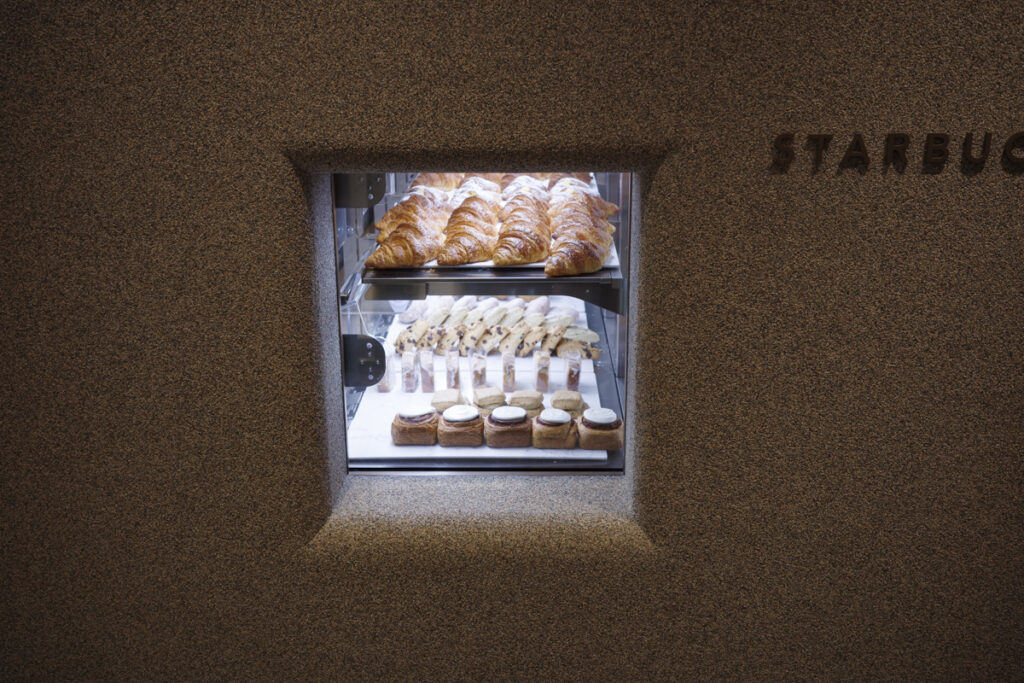 新宿マルイ本館2階にリニューアルオープンした『スターバックス リザーブ® カフェ 新宿マルイ本館2階店』