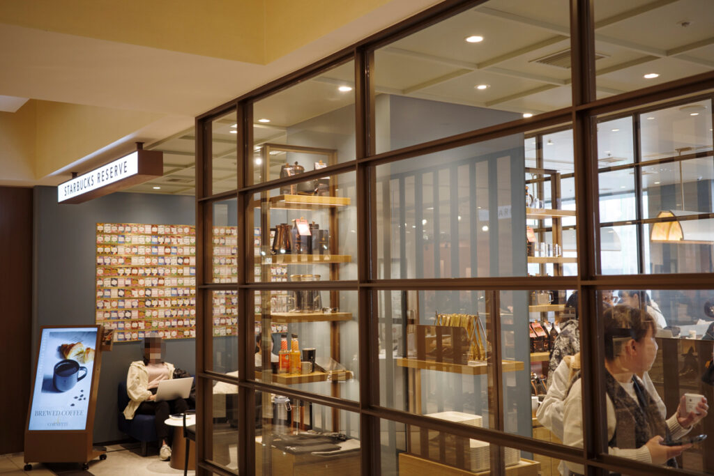 スタバの新業態店舗『スターバックス リザーブ® カフェ 新宿マルイ本館2階店』