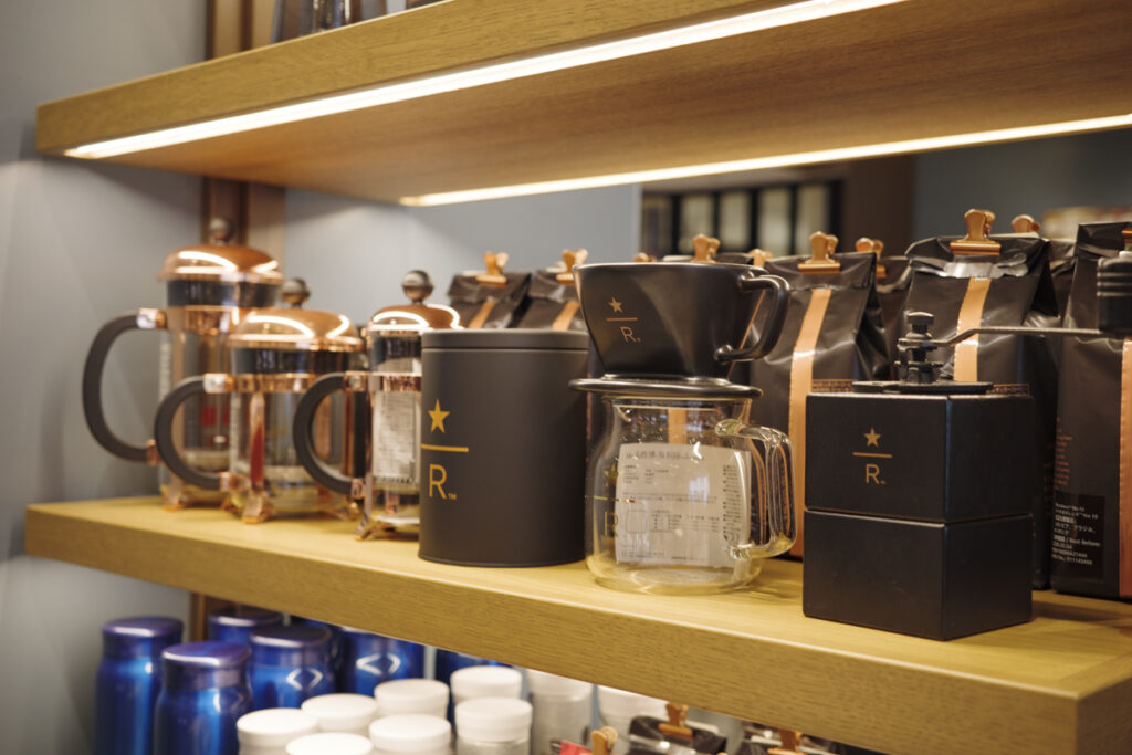 『スターバックス リザーブ® カフェ 新宿マルイ本館2階店』の店内とメニュー