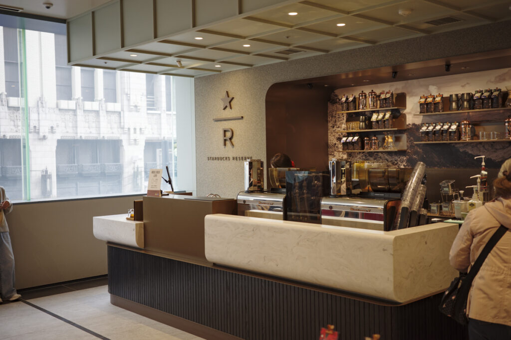 『スターバックス リザーブ® カフェ 新宿マルイ本館2階店』の店内とメニュー