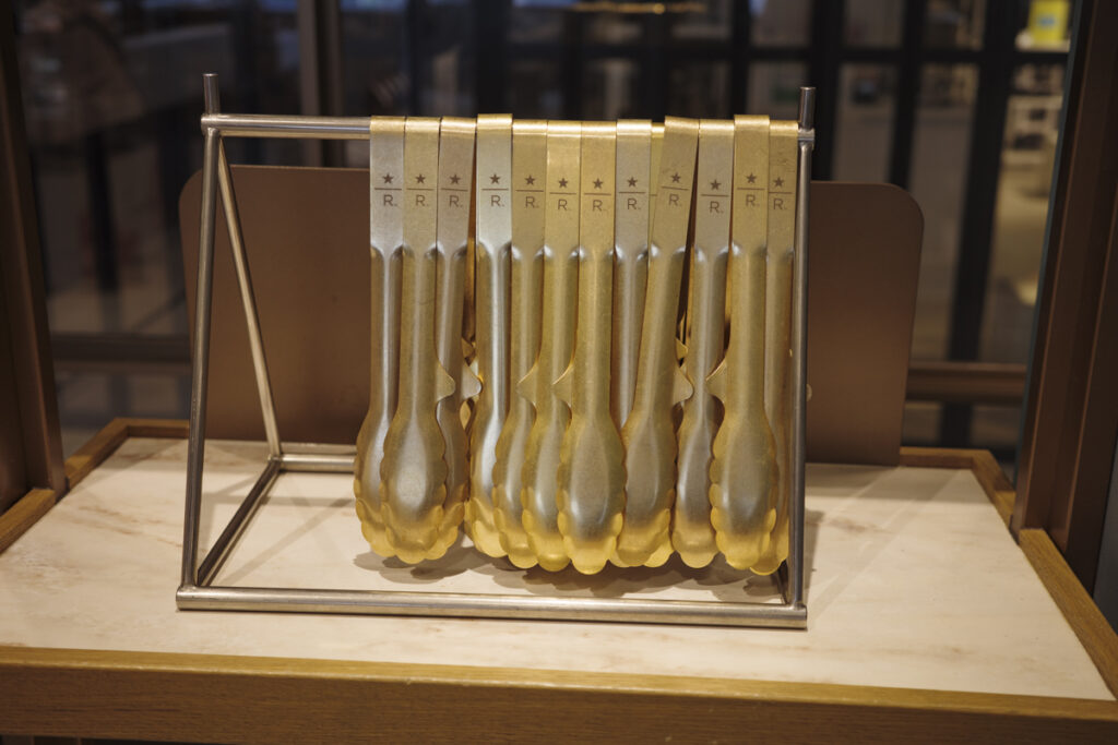 『スターバックス リザーブ® カフェ 新宿マルイ本館2階店』の店内とメニュー