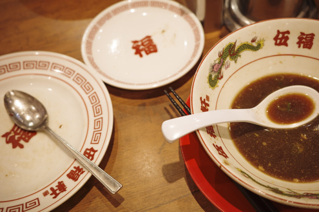 【新宿西口の激戦区】東京背脂黒醤油ラーメン『伍福軒 新宿西口店』の餃子ヤキメシ定食と角煮ラーメンを実食!