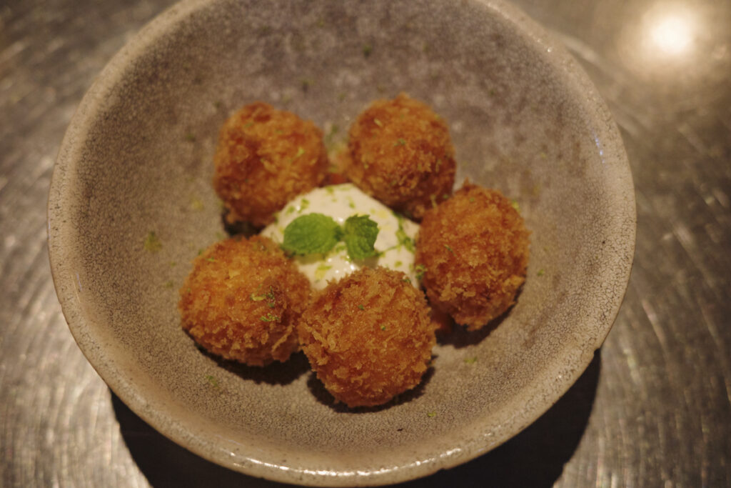 『ブルックリンパーラー(Brooklyn Parlor)』のクラブボール トマトサルサ 880円