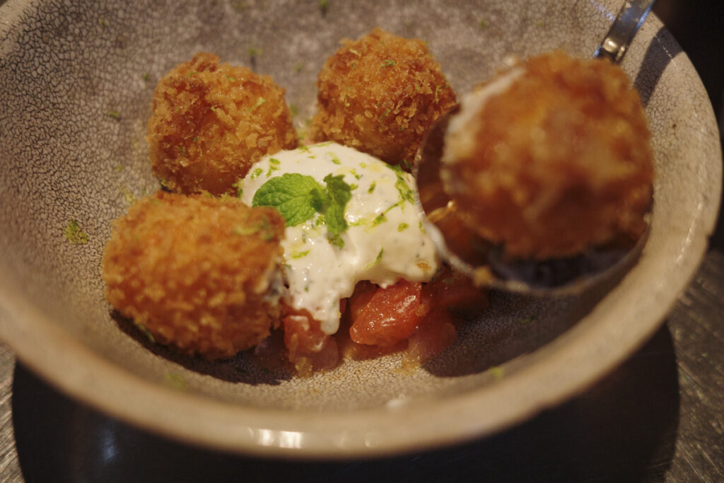 『ブルックリンパーラー(Brooklyn Parlor)』のクラブボール トマトサルサ 880円