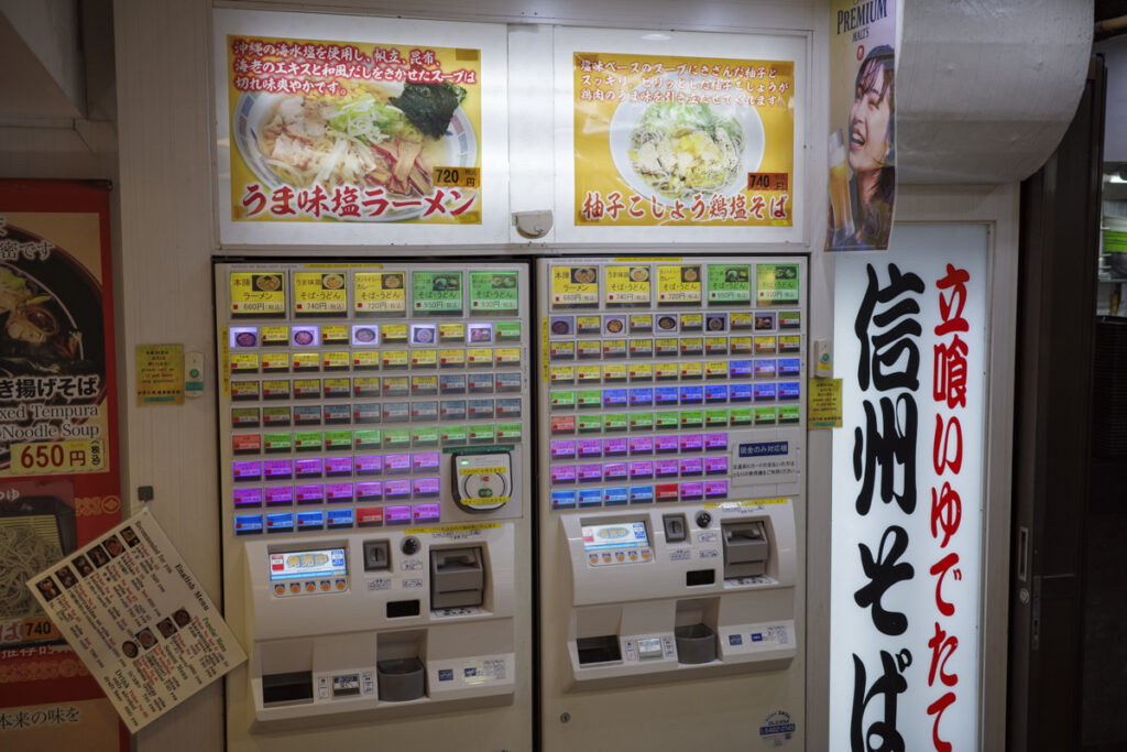 『信州そば 本陣 ルミネエスト新宿店』の店内