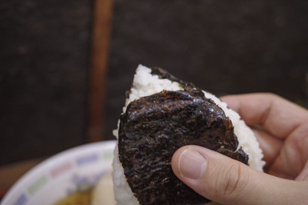 『信州そば 本陣 ルミネエスト新宿店』梅おにぎり 140円