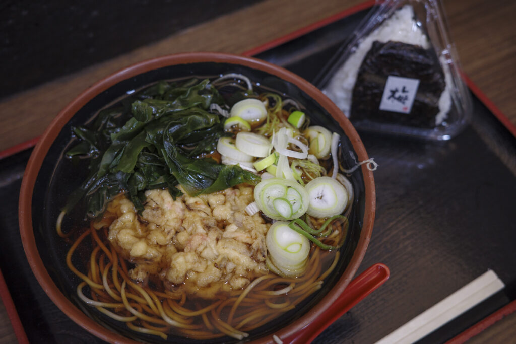 『信州そば 本陣 ルミネエスト新宿店』かき揚げそば 650円 ＋梅おにぎり 140円