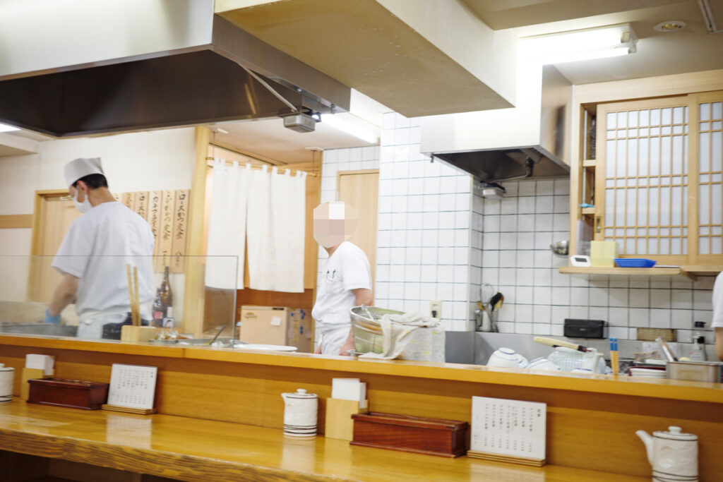 新宿曙橋『とんかつ 山さき』の店内とメニュー