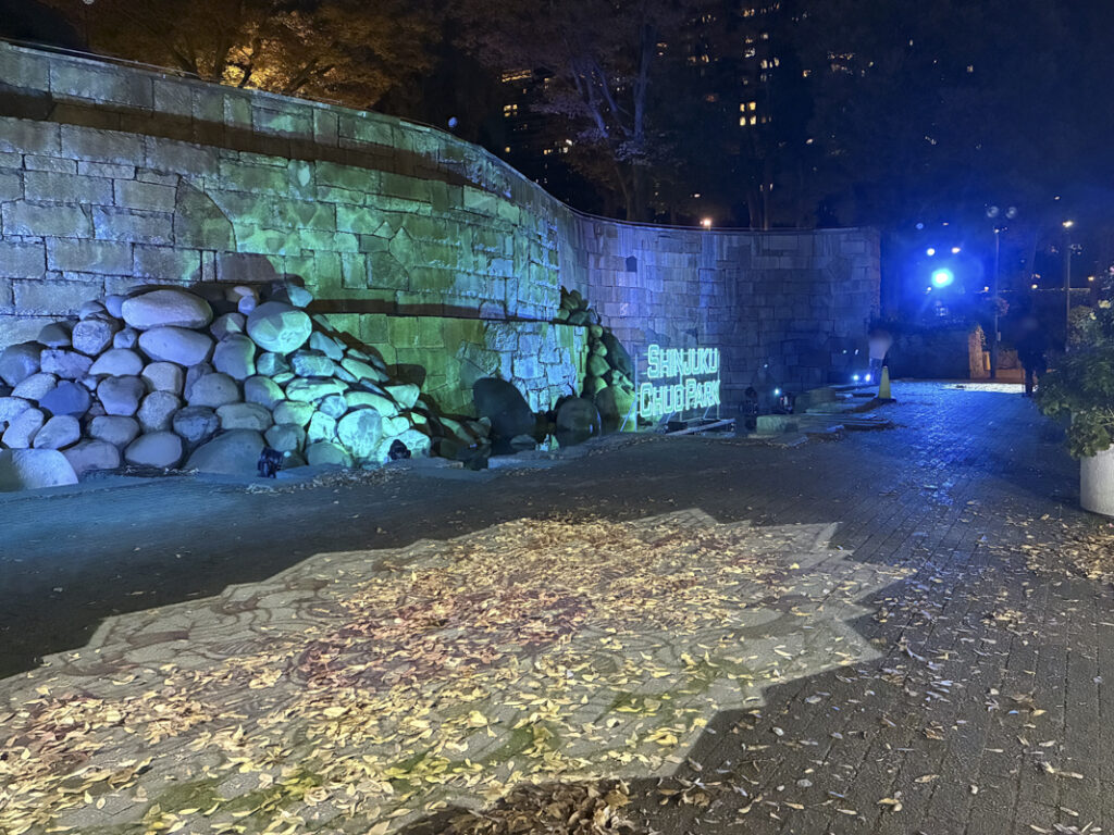 【西新宿・新宿中央公園】音と光のイルミネーションイベント『TWINKLE PARK(トゥインクルパーク)』が2026年1月12日まで開催中！