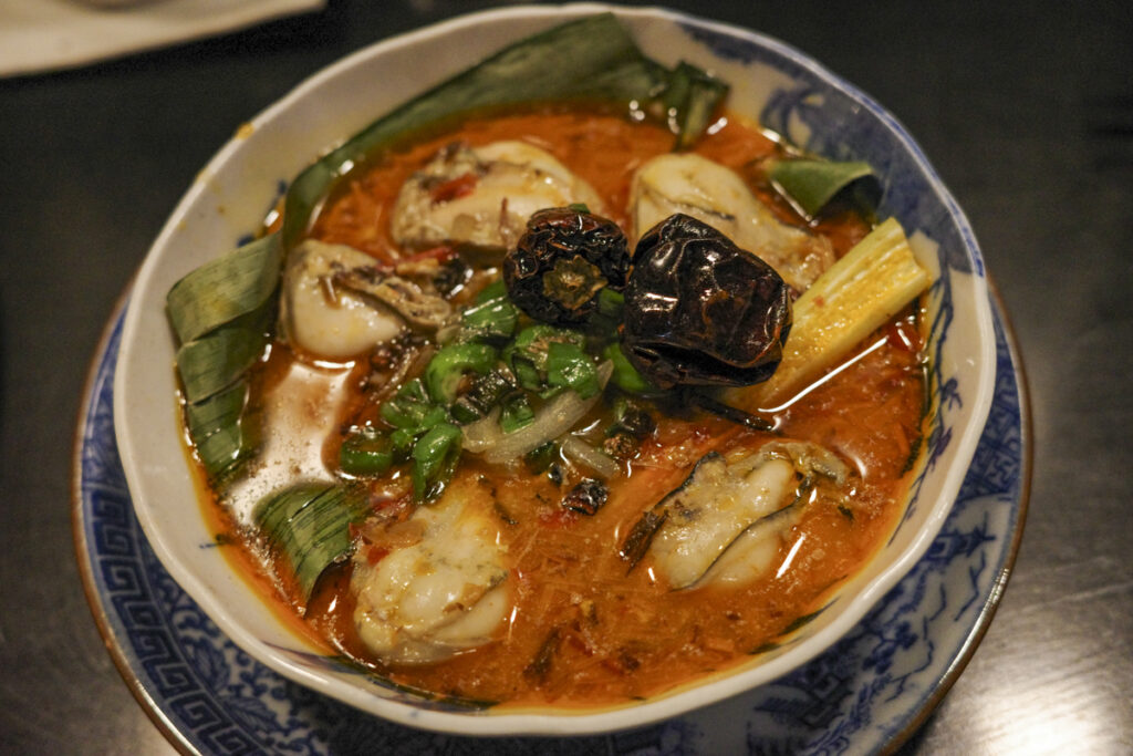 『牧谿(モッケイ)』牡蠣 レモングラス 臭豆腐 煮込 1,700円