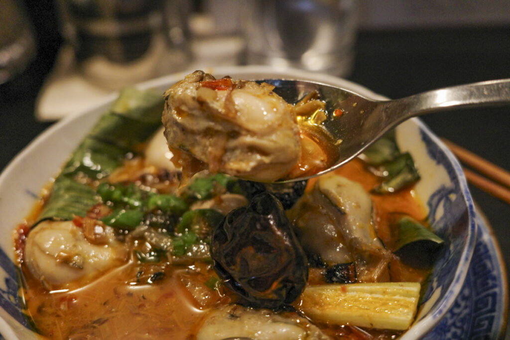 『牧谿(モッケイ)』牡蠣 レモングラス 臭豆腐 煮込 1,700円