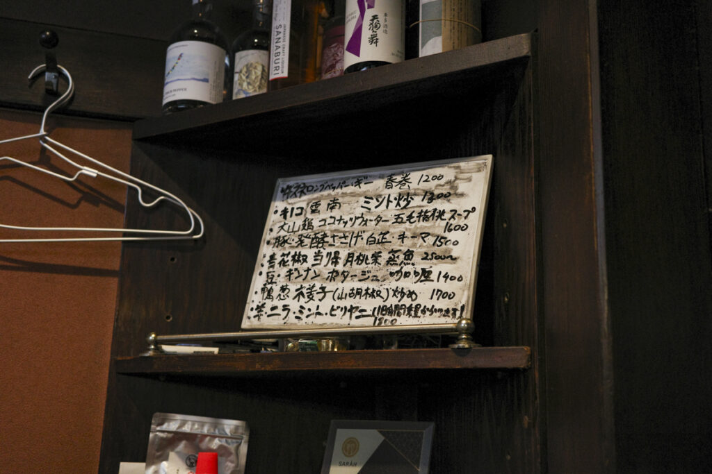 『牧谿(モッケイ)』の店内と提供メニュー