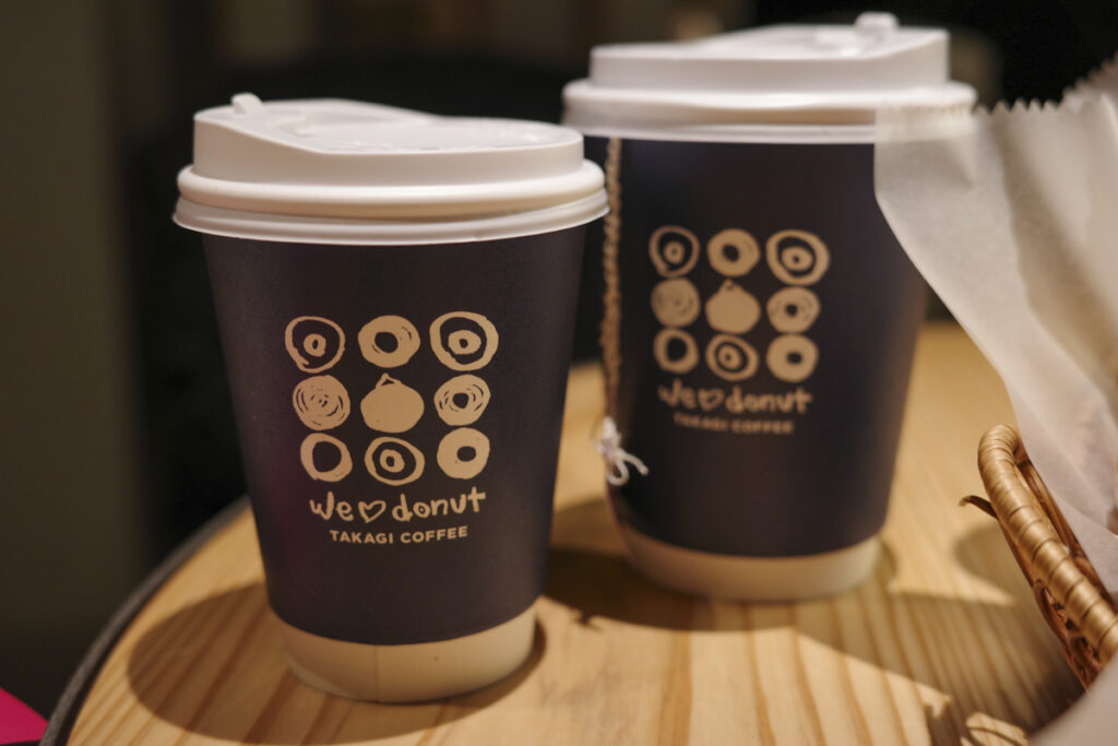 『we♡donut(ウィーラブドーナツ) 神楽坂店』高木珈琲オリジナルブレンド 390円＋オーガニックロイヤルミルクティ 550円