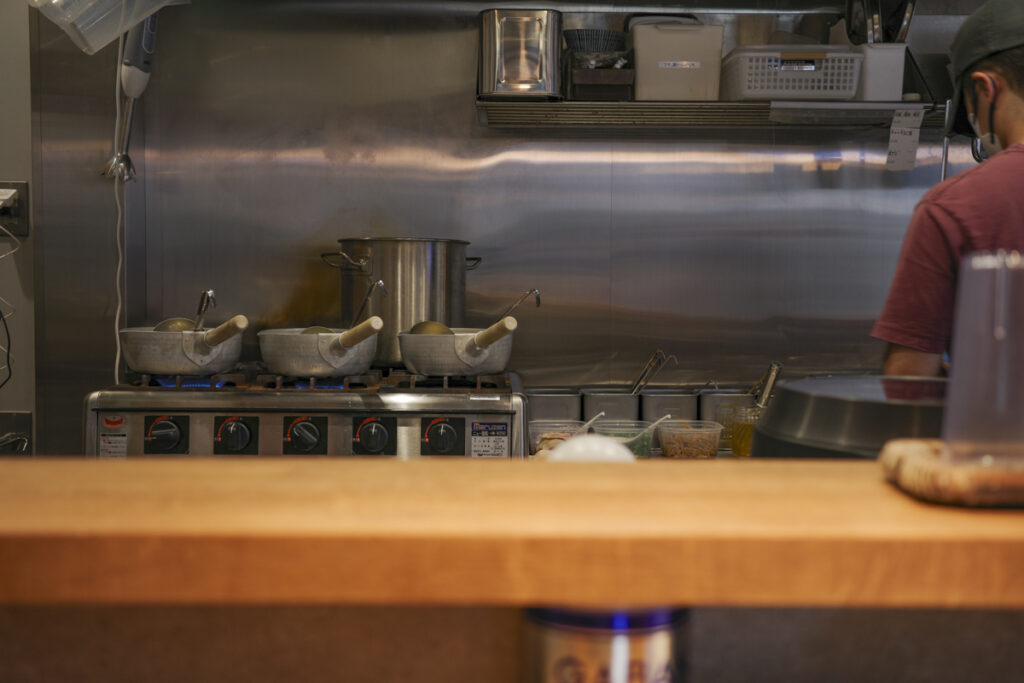 新宿曙橋『ラーメン屋 ミタバラボ』の店内とメニュー