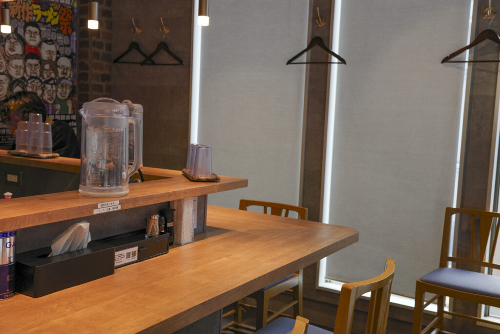 新宿曙橋『ラーメン屋 ミタバラボ』の店内とメニュー