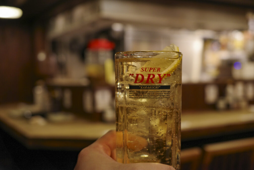 『やきとり串坊主』の店内と居酒屋メニュー