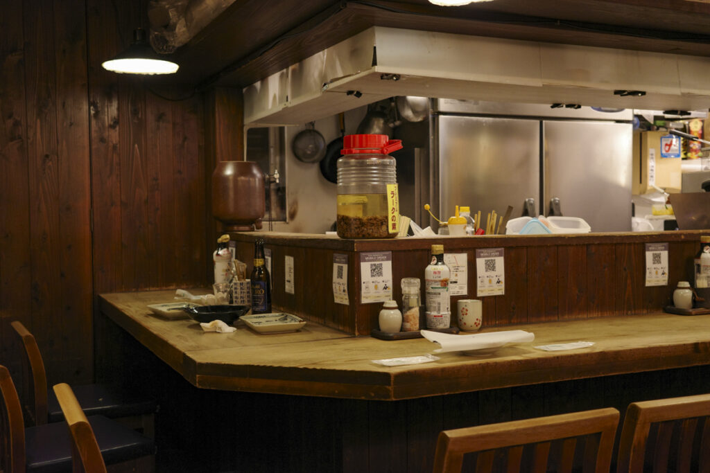 『やきとり串坊主』の店内と居酒屋メニュー