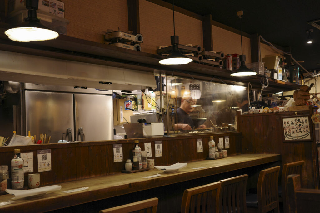 『やきとり串坊主』の店内と居酒屋メニュー
