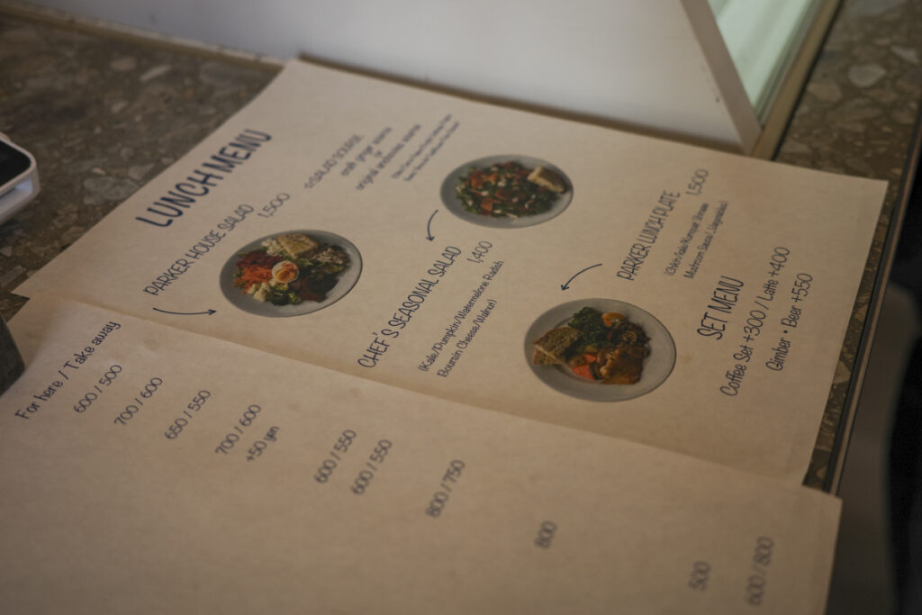 『PARKER COFFEE STAND』の店内とメニュー